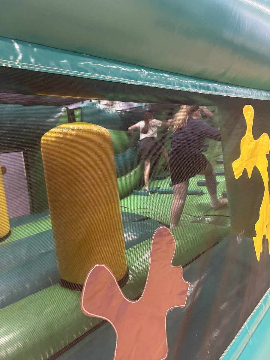MrAbnett01's tweet image. Bouncy castle assault course for our first session of this afternoon! 🏰@PoppyfieldSch