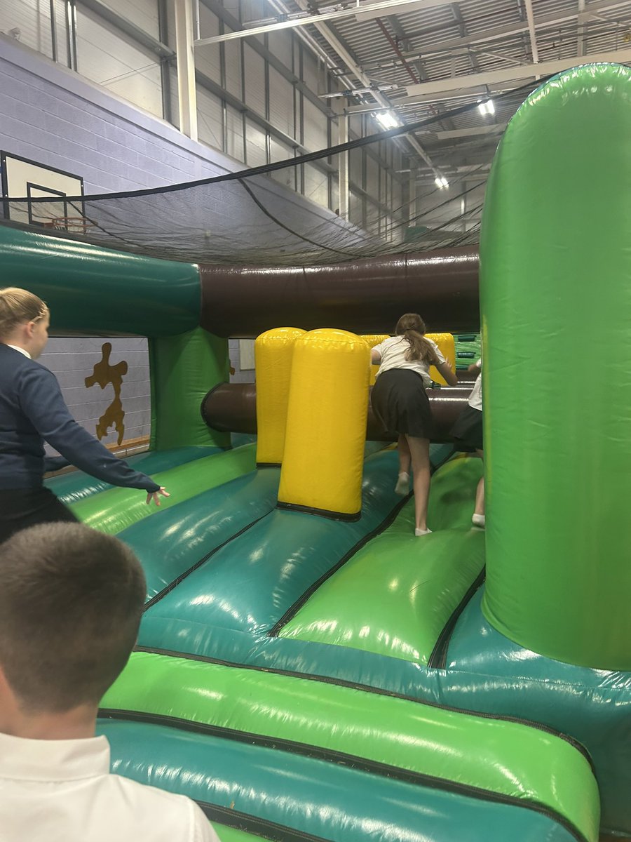 MrAbnett01's tweet image. Bouncy castle assault course for our first session of this afternoon! 🏰@PoppyfieldSch