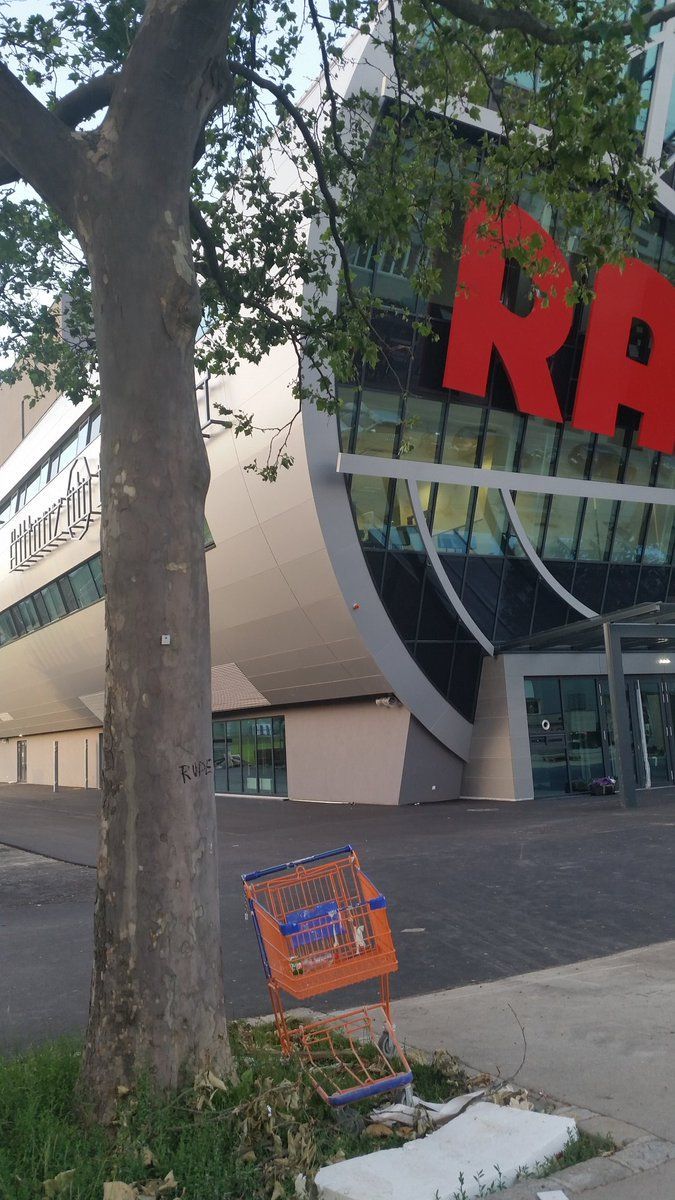 #Einkaufswagenkunst 1140 #Wien Gerhard-Hanappi-Platz #SCR #SKRapid