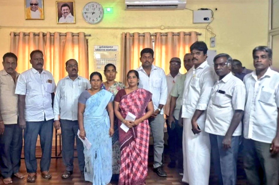 தமிழ்நாடு அரசு போக்குவரத்துக் கழகம் (விழுப்புரம்) லிமிடெட்., விழுப்புரம் தலைமையக பயிற்சி மையத்தில் இன்று  நடைபெற்ற நிகழ்ச்சியில் விழுப்புரம் மண்டலத்தைச் சார்ந்த இறந்த தொழிலாளர்களின் குடும்பங்களுக்கு நிதியுதவி தொகைகளை கழக மேலாண் இயக்குநர் திரு க.குணசேகரன் அவர்கள் வழங்கினார்கள்.