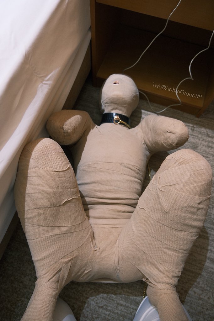 看得出狗狗属于“小型犬”🐩
终于爬到床边了，震动棒已经又充满电了，不过她还不知道，以为只是行走训练
她躺在床边的样子，让我想起在我睡觉时总会喜欢趴在我床边想跳上来的拿破仑猫
马上她就要在图4️⃣的姿势下迎来新一轮震动棒奖励了

#sm #bdsm #调教 #拘束 #束缚 #bondage #全包 #木乃伊 #放置 #mummy