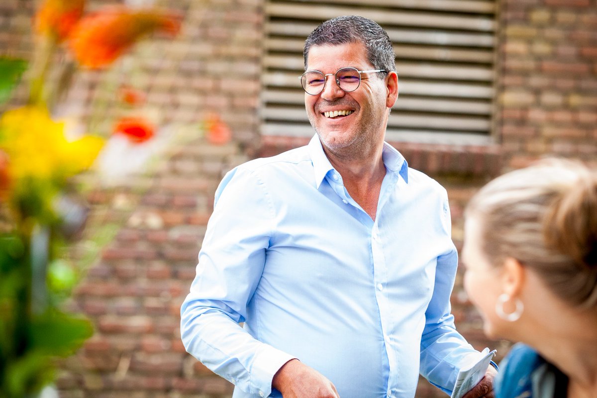Hoe meer je durft te laten zien wie je bent - met jouw passie, twijfels, energie en visie - hoe sterker de verbinding wordt met de mensen om je heen. Authentiek zijn is geen trucje. Het is een keuze om jezelf te laten zien, ook in de zakelijke context: lnkd.in/ef5sTjem