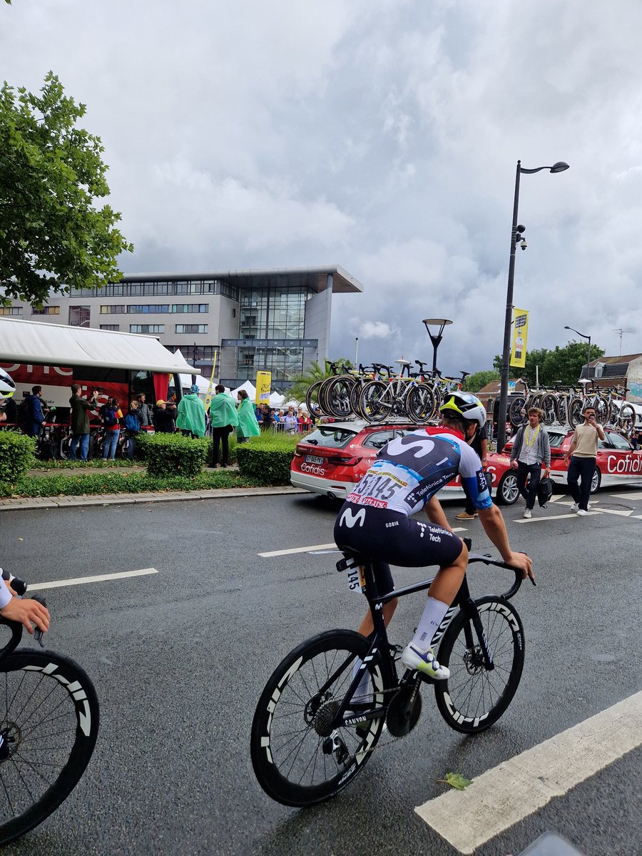 #TDF2025

📍 Valenciennes. 
¡Viva San Fermín! 🇪🇦💃

#RodamosJuntos|<a href="/Movistar_Team/">Movistar Team</a>