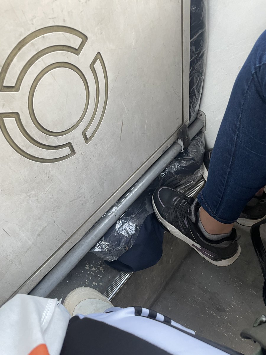 Descripción de conchuda: la de adelante lleva un traje en bolsa y está forra de lo pisa