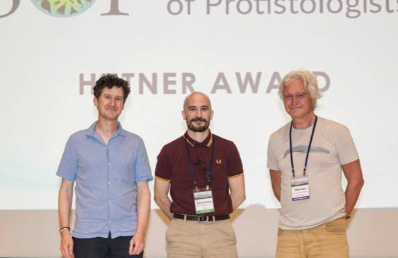 Institute of Evolutionary Biology (IBE) (@ibe_barcelona) on Twitter photo 🏆 Javier del Campo, principal investigator at <a href="/delCampoLab/">del Campo Lab</a> (<a href="/IBE_Barcelona/">Institute of Evolutionary Biology (IBE)</a>), has been awarded the Hutner Award at the 16th International Congress of Protistology (ICOP/ISOP 2025) — a recognition of his impactful work in the field of protistology.🦠🧬🪸
👉shorturl.at/5Lz6L 🏆 Javier del Campo, principal investigator at <a href="/delCampoLab/">del Campo Lab</a> (<a href="/IBE_Barcelona/">Institute of Evolutionary Biology (IBE)</a>), has been awarded the Hutner Award at the 16th International Congress of Protistology (ICOP/ISOP 2025) — a recognition of his impactful work in the field of protistology.🦠🧬🪸
👉shorturl.at/5Lz6L