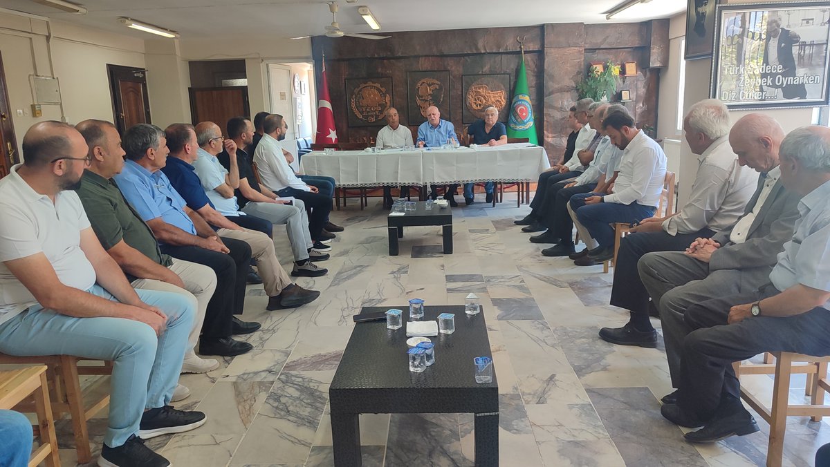 Ödemiş Ziraat Odamızda Oda Başkanlarımızla bir araya gelerek yangından zarar gören köylerimizin durumunu değerlendirdik. Tarım arazilerinin yandığı, çiftçimizin büyük zarar gördüğü bu afette yaraları hep birlikte saracağız.