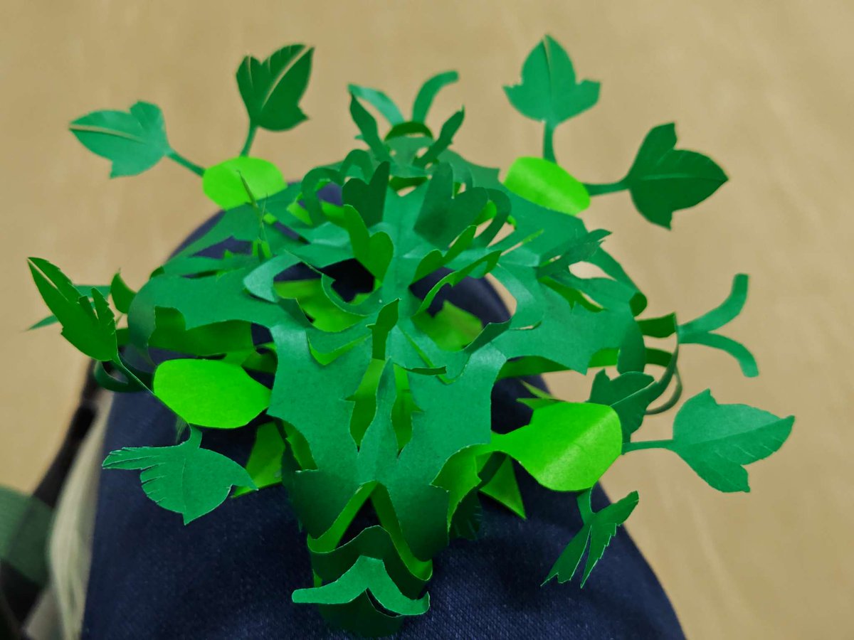 両面折り紙１枚で作る飾りを作リました。基本の３角に切り込みを入れたものと完成形です。
待ち時間に便利なんです。折り紙とハサミとノリがあればいいし、切り落とさないのでゴミも出ないし。出来上がったものを喜んでもらえると更に嬉しい♪