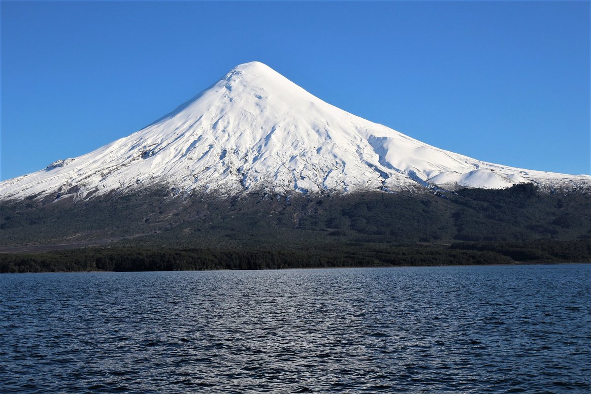 conaf_loslagos's tweet image. Mediante resolución la Dirección regional de Conaf Los Lagos dio a conocer la Apertura de la Cumbre del Volcán Osorno para deporte de alta montaña.El macizo tenia su cumbre cerrada desde el 27 de febrero 2025 @conaf_minagri @muniptovaras @Sernatur