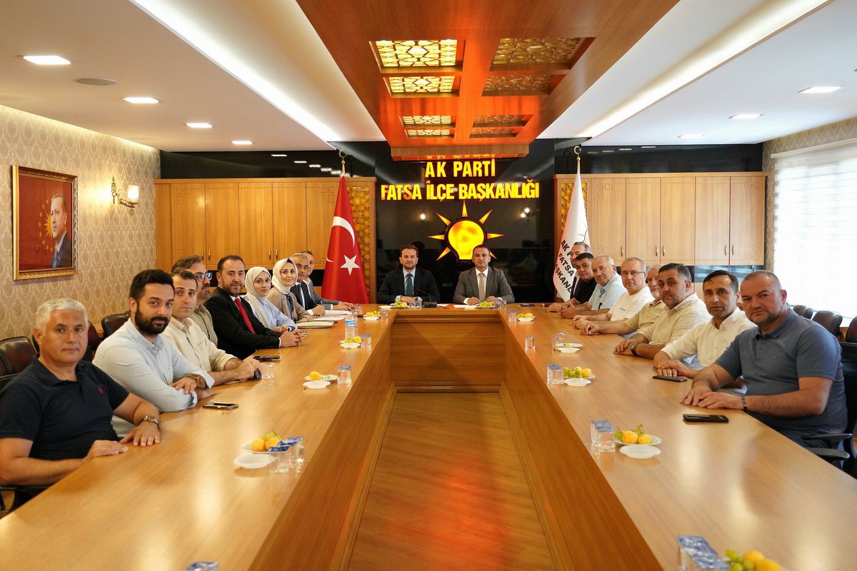 Temmuz Ayı Olağan Meclis Toplantısı öncesi İlçe Başkanlığımızda grup toplantımızı gerçekleştirdik.

Şehrimiz için çalışmaya, üretmeye ve hizmet etmeye el birliği ile devam edeceğiz. Toplantımızın hayırlara vesile olmasını temenni ediyorum.