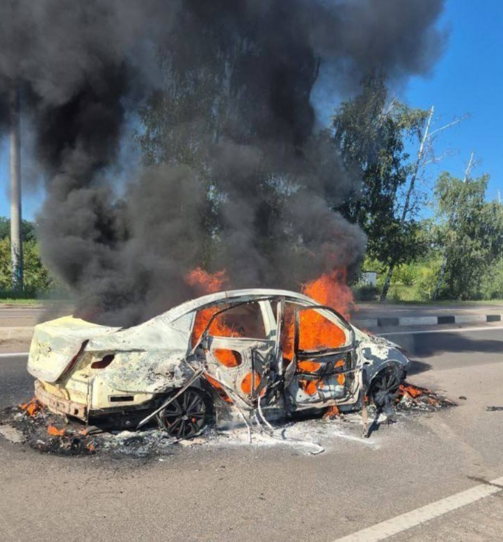 ВСУ ударили дроном по гражданскому автомобилю на трассе Шебекино — Белгород.

Пассажир и водитель скончались на месте, машина полностью сгорела.

Украинский оператор ясно понимал, что это мирные граждане.