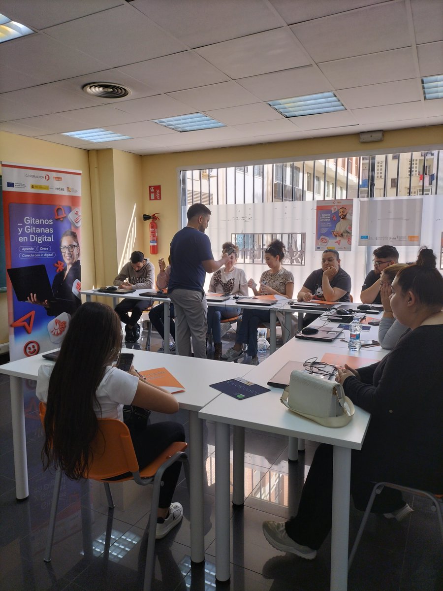 En Castellón con #GitanosEnDigital aprendiendo sin miedo a borrar Internet, hasta subimos nuestros currículums al LinkedIn búsqueda de empleo digital de <a href="/redpuntoes/">Red.es</a> Digitalízate forma parte de la nueva <a href="/GeneracionD_es/">Generación D</a> La tecnología no tiene etnia, ni fronteras ahora tiene duende