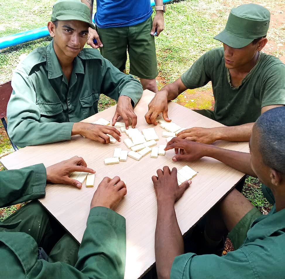 ‼️En cada rincón de nuestras unidades militares, el #Verano2025 se vive con entusiasmo y energía juvenil. Las tardes de música,los encuentros deportivos y los espacios culturales no solo recrean el cuerpo… también fortalecen el espíritu colectivo que nos define.
#SiempreJoven 🇨🇺