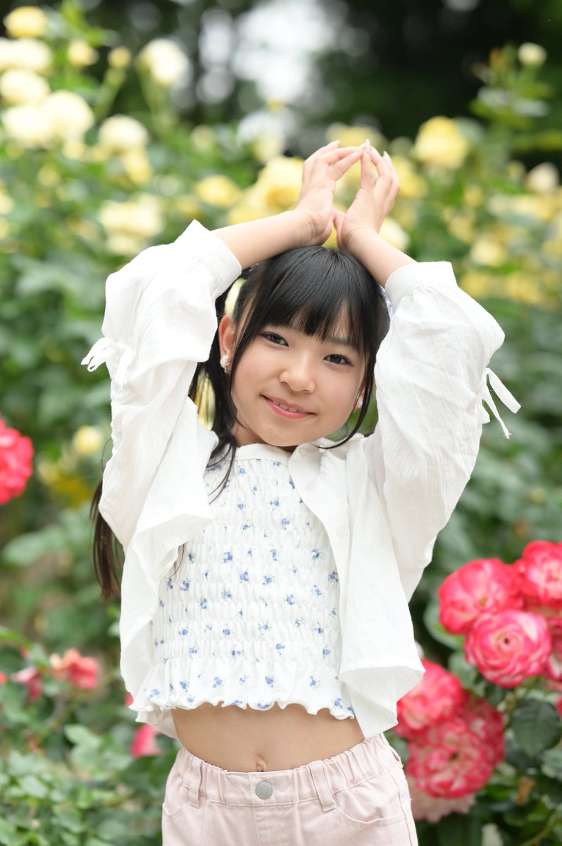 2025.5.24 なゆちゃん(当時JS4) 薔薇が咲いた～のポーズです