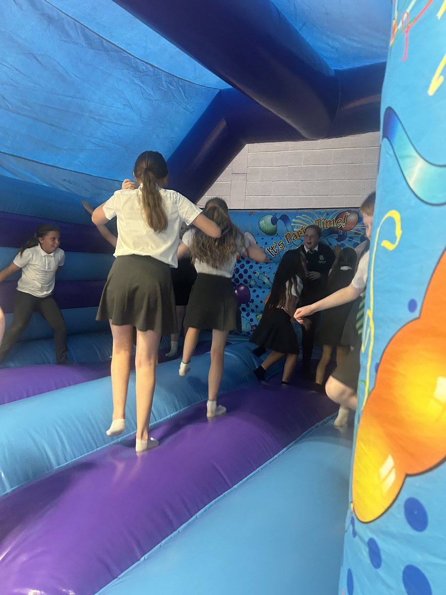 MrAbnett01's tweet image. Bouncy castle time! 🏰@PoppyfieldSch
