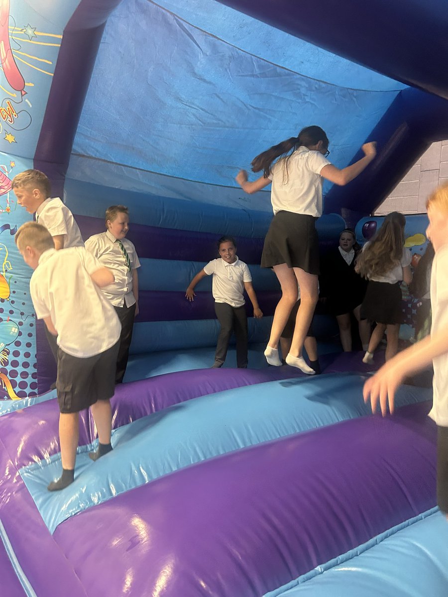 MrAbnett01's tweet image. Bouncy castle time! 🏰@PoppyfieldSch
