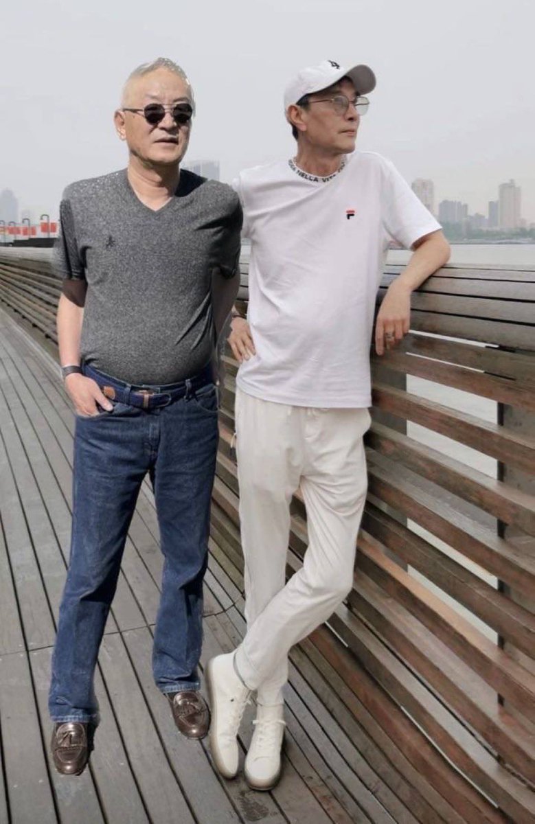 出来混，总是要还的。
杨二愣，不知道出于什么动机，P了张图，被网友质疑了几年。
老狗啊，就承认 “蛾杨二愣太愣，虚荣心太强，P了图” 不就完了呗。
只要不承认，质疑一定会一直持续下去。
嘻嘻
😂😂😂