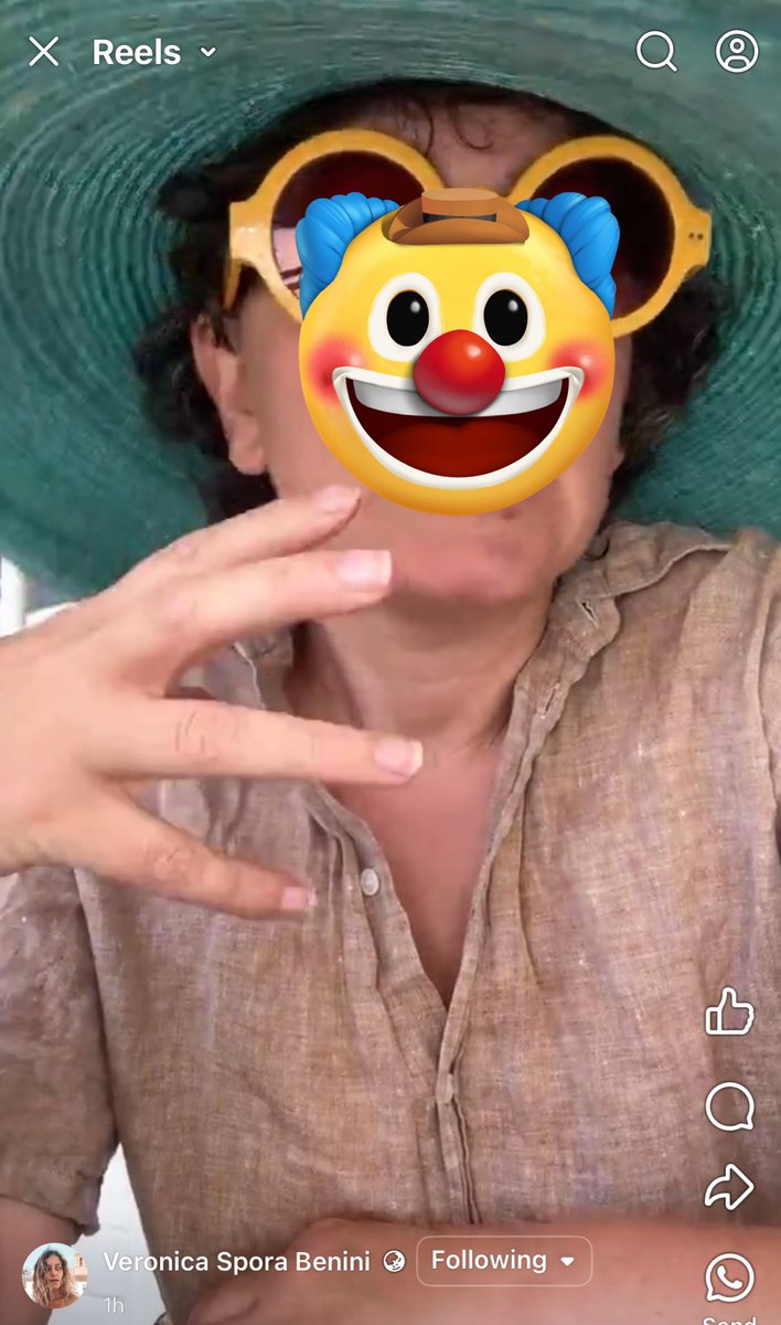 RedDer1969's tweet image. Attenzione! Fa finta di fare l’imprenditrice atteggiandosi ad un café a caso, conciata e sudata, promette a piccole botteghe di paese(come lei, cit.) a gommisti tintorie come sapersi vendere. #fuffaguru #sp0ra