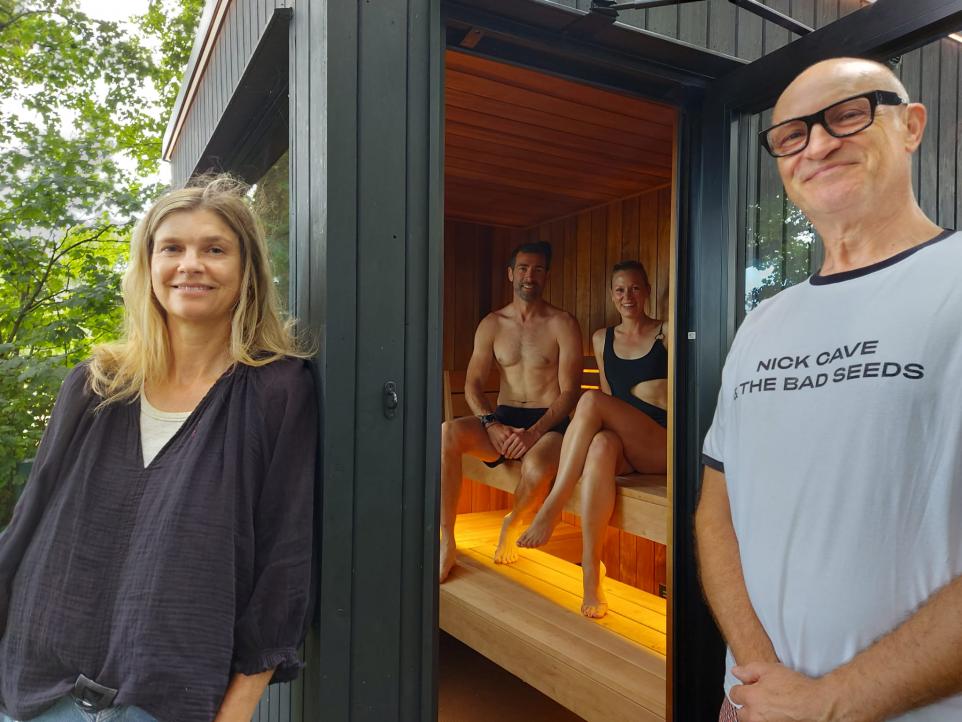MadDogsglamping's tweet photo. @HerefordTimes came to take a look at our SECRET SAUNA &amp; interview Oli &amp; Rachel from Black Box Sauna about the sauna revolution sweeping Britain

https://t.co/8ZrqWiedcs

#sauna #secretsaua #therapy #wellness #mentalhealth #hotcoldtherapy #steam #visitherefordshire #metalhealth https://t.co/o7hCmftzhd