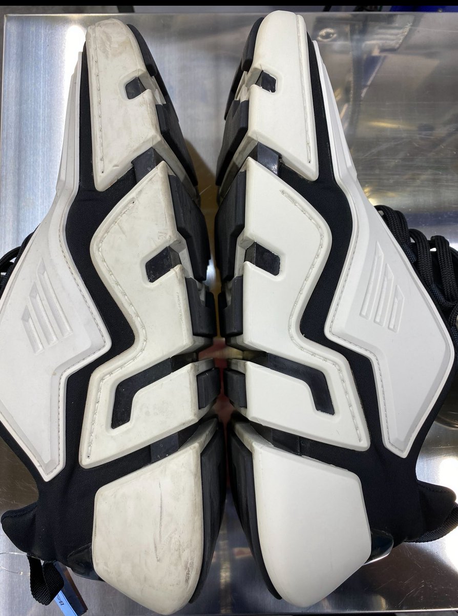 PRADA一足だけのクリーニング
特殊な溶剤で表面洗浄
某有名メーカーより強力です