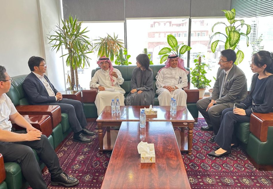 اتفاقية سعودية – صينية لدعم البحث الثقافي:  

BETH – الرياض | 7 يوليو 2025م

وقّع مركز البحوث والتواصل المعرفي بالرياض، اتفاقية تعاون مشترك مع معهد الصين والدول العربية للدراسات التابع لجامعة نينغشيا الصينية، وذلك خلال زيارة وفد أكاديمي رفيع المستوى… bethpress.com/News/Details/C…