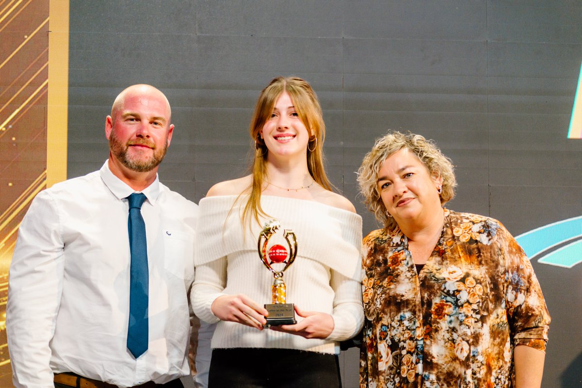 🏏🌟 #EvolveeExcellence
We are so proud of our Grade 10 Evolvee, Alexa Vorster from Grootfontein, Namibia, who was awarded U/16 Girls Batter of the Year 2024 at the Cricket Namibia Annual Awards! 
#EvolveOnlineSchool #CricketChampion #GirlsInSport #NamibiaPride #EvolveExcellence