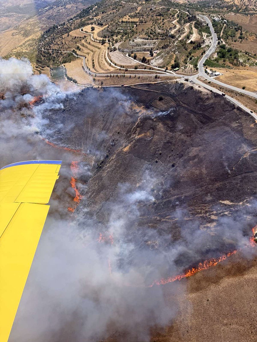 Πυρκαγιά σε ξηρά χόρτα και άγρια βλάστηση Νότια της Κοινότητας Γαλαταριάς Επαρχίας Πάφου. Στην περιοχή πνέουν ισχυροί άνεμοι. Επιχειρούν για την κατάσβεση έξι στελεχωμένα πυροσβεστικά οχήματα από πόλη και επαρχία Πάφου, πέντε πυροσβεστικά οχήματα και τρεις προωθητές γαιών από ➡️