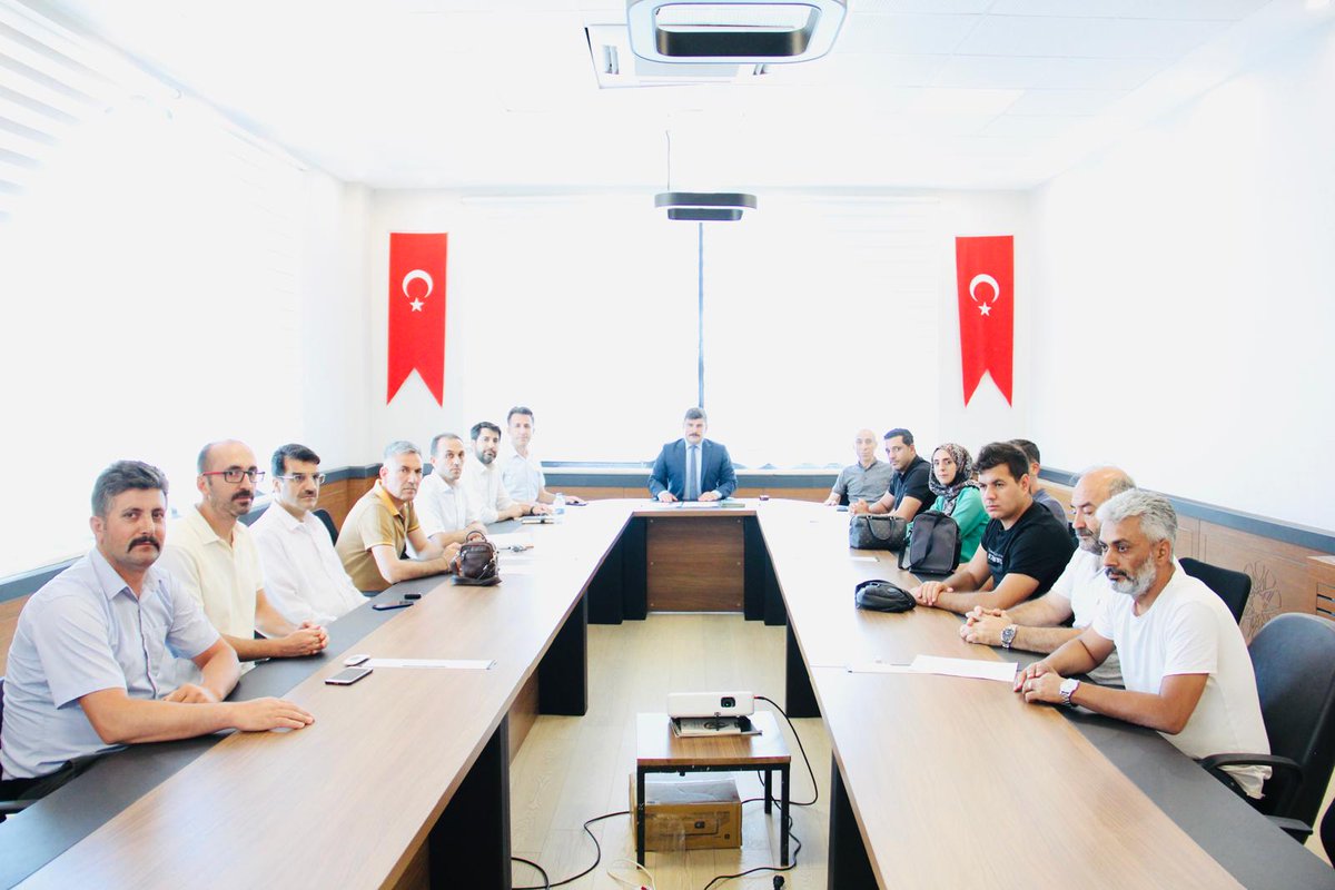 Eğitim faaliyetlerinin  değerlendirildiği ve yeni projelerin planlamalarının görüşüldüğü Eğitim Öğretim Değerlendirme Toplantısı ilçe Kaymakamımız Sn.Muhammed Enes ÇIKRIK'ın başkanlığında,okul müdürlerimizle gerçekleştirildi.
<a href="/baskil_kaymakam/">T.C. Baskil Kaymakamlığı</a> <a href="/elazigmem/">Elаzığ İl Мillî Eğitim Müdürlüğü</a> <a href="/elazig_valiligi/">T.C. Elazığ Valiliği</a>