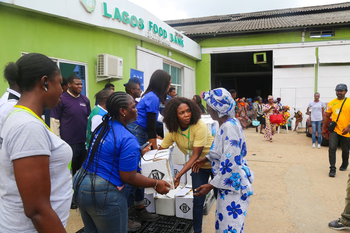 KPMG_NG's tweet image. To mark #InternationalWidowsDay, KPMG staff volunteered with the Lagos Food Bank Initiative to distribute food boxes to 100 widows.
As a firm, we are committed to reducing inequalities, creating economic prosperity, and supporting vulnerable communities.

#KPMGNigeria #KPMGImpact