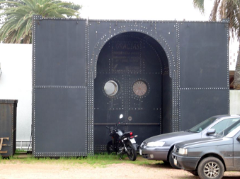 emepege's tweet photo. Polémica por la "Puerta de Punta del Este” provoca recolección de firmas entre vecinos contrarios a la misma. Punta del Este vuelve a ser escenario de una controversia que enfrenta a la ciudadanía con las decisiones de las autoridades locales. En el centro del debate se encuentra la propuesta del intendente de Maldonado, Enrique Antía, de solicitar la anuencia de la Junta Departamental para instalar la escultura conocida como "La Puerta de Punta del Este" en la parada 1 de la Rambla Claudio Williman, frente al emblemático edificio El Torreón. Esta iniciativa, impulsada por el millonario mexicano Roque de la Fuente y diseñada por el artista Juan Albini, ha desatado una fuerte oposición entre los vecinos, quienes han reactivado su resistencia a través de una campaña en la plataforma https://t.co/sm4NdgiUnR y movilizaciones locales. La proclama publicada en el portal refleja el sentir de una comunidad que percibe esta obra como una amenaza a su identidad, historia y espacios públicos.

Antecedentes
La controversia no es nueva. En 2016, la propuesta de instalar "La Puerta de Punta del Este" ya había generado un rechazo masivo. En aquel entonces, el proyecto contemplaba emplazar la estructura en la Plazoleta Carbonaro, un espacio simbólico dedicado a Antonio Carbonaro, creador del célebre "chivito" uruguayo. La decisión de remover el monolito en homenaje a Carbonaro para dar paso a una escultura de hierro reciclado, descrita por los vecinos como "oscura y de grandes dimensiones", provocó indignación. Más de 2.000 firmas fueron recolectadas en menos de 24 horas, tanto en formato físico como digital, exigiendo la cancelación del proyecto. La presión ciudadana surtió efecto: el intendente Antía anunció entonces que desistiría de la instalación, afirmando que "sabía escuchar a Punta del Este". La Plazoleta Carbonaro fue restaurada, y muchos creyeron que el asunto estaba zanjado.Sin embargo, nueve años después, la "Puerta" reaparece en la agenda municipal, generando sorpresa y desconfianza. Según la proclama en https://t.co/sm4NdgiUnR, el nuevo expediente presentado a la Junta Departamental omite deliberadamente los antecedentes de rechazo ciudadano, un hecho que los vecinos consideran "llamativo, por no decir grave". La propuesta actual sitúa la escultura en la angosta vereda entre la Rambla Claudio Williman y el estacionamiento de la Liga de Fomento de Punta del Este, un lugar que los opositores califican como "peligroso" y poco adecuado para una estructura de tales dimensiones.
Proyecto
La "Puerta de Punta del Este" es una obra adquirida por Roque de la Fuente, propietario de diversos inmuebles en el balneario, incluyendo el complejo en las alturas del edificio El Torreón. La escultura, elaborada con hierro reciclado de barcos antiguos y restos de metales de la represa de Salto Grande, fue calificada en 2016 por el intendente Antía como una "obra de arte urbana". En esta nueva propuesta, el interesado ofrece financiar a su costo la intervención de unos 100 metros de vereda, incluyendo la construcción de sendas peatonales. Sin embargo, esta intervención implicaría reducir a la mitad el espacio de estacionamiento existente, un aspecto que los vecinos consideran innecesario y perjudicial. El expediente presentado a la Junta Departamental se basa en dos informes favorables: uno de la arquitecta Soledad Laguarda, directora de Urbanismo, y otro del profesor Jorge Céspedes, ambos funcionarios de la actual administración. Estos documentos, según la proclama, no hacen referencia al rechazo ciudadano de 2016 ni evalúan el impacto de la obra en el contexto cultural y patrimonial de la zona. Un punto crítico es la posible invasión del área de amortiguación de las esculturas del Paseo de las Américas, declaradas Monumentos Históricos Nacionales en 2022. Estas obras, creadas en 1982 durante el Primer Encuentro Internacional de Escultura Moderna al Aire Libre, incluyen la icónica "La Mano" de Mario Irarrázabal, símbolo indiscutido de Punta del Este. La falta de información sobre si el proyecto respeta los radios de protección de estas esculturas ha intensificado las críticas.
Vecinos
La proclama en https://t.co/sm4NdgiUnR, titulada "NO A LA PUERTA QUE NADIE QUIERE!", es un grito de resistencia que apela a la memoria colectiva y al sentido de pertenencia de los habitantes de Punta del Este. Los vecinos argumentan que la escultura no representa "nuestra historia, nuestros logros comunitarios, nuestra gente, ni nuestro sentido de identidad". La describen como una imposición impulsada por "la soberbia y vanidad" de un reducido grupo de personas que, bajo la excusa de una inversión privada, buscan alterar un espacio público de alto valor simbólico. La movilización ciudadana no solo rechaza la obra en sí, sino también la forma en que se ha gestionado el proyecto. La proclama denuncia que el Municipio de Punta del Este no fue informado, lo que sugiere un intento de actuar "con sigilo y silencio" en contra de la voluntad popular. Las administraciones de los alcaldes Martín Laventure, Andrés Jafif y Javier Carballal habían desaprobado previamente la instalación, reforzando la postura de que la "Puerta" no tiene lugar en el balneario. La insistencia en reavivar un proyecto ya rechazado ha generado una sensación de traición, expresada en la frase: "Nos duele ver cómo se nos falta a la palabra".
Debate
El conflicto trasciende la mera estética de la escultura. Para los vecinos, la "Puerta" simboliza una amenaza a la dignidad y autonomía de Punta del Este. La proclama cuestiona: "¿Por qué pensarán que valemos tan poco?". La referencia a los "miserables dólares" del privado alude a la percepción de que intereses económicos individuales están prevaleciendo sobre el bienestar colectivo. La Rambla Claudio Williman, conocida como Rambla Mansa, es un espacio emblemático que se extiende por 9 kilómetros desde la Parada 1 hasta la Parada 39, bordeando la Playa Mansa del Río de la Plata. Su diseño, con senderos de madera y estaciones saludables, refleja el cuidado por preservar un entorno que combina naturaleza, historia y cultura. La instalación de una estructura considerada ajena a este contexto es vista como una distorsión del paisaje urbano y patrimonial. Además, la controversia pone en cuestión los procesos de toma de decisiones en Maldonado. La omisión de los antecedentes de rechazo en el expediente y la falta de consulta al Municipio de Punta del Este han alimentado acusaciones de opacidad. La ciudadanía exige que se respete su voz, recordando que en 2016 la movilización logró detener el proyecto. La campaña en https://t.co/sm4NdgiUnR, que ha retomado fuerza en 2025, busca replicar ese éxito, instando a la Junta Departamental a rechazar la anuencia solicitada por Antía. El Rol de la Junta Departamental y el Futuro del
Proyecto
La decisión ahora recae en la Junta Departamental de Maldonado, que debe evaluar el expediente y decidir si aprueba o no la instalación de la "Puerta". Los vecinos han hecho un llamado a los ediles para que consideren el impacto cultural, patrimonial y social de la obra, así como el precedente de oposición ciudadana. La proclama subraya que el proyecto no solo carece de apoyo popular, sino que podría violar normativas relacionadas con la protección de los Monumentos Históricos Nacionales. La falta de un análisis detallado sobre este aspecto en los informes oficiales ha generado dudas sobre la rigurosidad del proceso.
Por su parte, el intendente Antía enfrenta el desafío de equilibrar los intereses de los inversores privados con las demandas de la comunidad. En el pasado, su administración ha defendido proyectos de inversión como motores de desarrollo económico, destacando la generación de empleo y el atractivo turístico. Sin embargo, en este caso, la resistencia ciudadana pone en evidencia los límites de esta lógica cuando choca con la identidad y los valores de Punta del Este.
La campaña en https://t.co/sm4NdgiUnR no es solo una protesta contra una escultura; es una defensa del derecho de los ciudadanos a decidir sobre sus espacios públicos. Los vecinos de Punta del Este han dejado claro que no están dispuestos a ceder ante lo que consideran un capricho impuesto. Con la memoria de su victoria en 2016 como respaldo, la comunidad se organiza nuevamente para proteger su balneario, su historia y su dignidad. La proclama concluye con un mensaje contundente: "Nosotros tenemos memoria. NO A LA PUERTA QUE NADIE QUIERE!".
El desenlace de esta polémica dependerá de la respuesta de la Junta Departamental y de la capacidad de los vecinos para mantener la presión. Mientras tanto, la "Puerta de Punta del Este" sigue siendo mucho más que una escultura: es el símbolo de una lucha por la identidad y el control del espacio público en uno de los destinos turísticos más emblemáticos de Uruguay.  Credito imagen: Ricardo Figueredo. @puntapress
