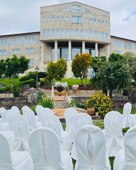 HotelLosAbetos's tweet image. 💐En el Gran Hotel Los Abetos tenemos todo lo que necesitáis para vuestra boda de ensueño: 🤝el mejor servicio, 🥂salones de lujo, 🌳un entorno ajardinado de extraordinaria belleza, 💒capilla privada…

Animaos a conocernos 👉 cutt.ly/ErTHiFsX

#bodas #santiagodecompostela