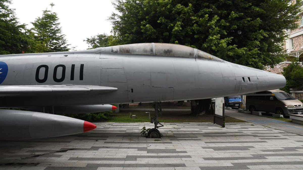 k_fox48jet's tweet image. 渓湖軍機公園のF-100F
台湾で常時公開されている機体としては唯一の複座型
欠損部が多く全景を眺められる角度もありませんが、珍しく増槽付きなのは良いところ