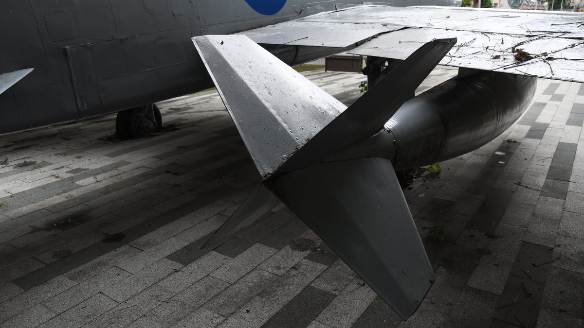 k_fox48jet's tweet image. 渓湖軍機公園のF-100F
台湾で常時公開されている機体としては唯一の複座型
欠損部が多く全景を眺められる角度もありませんが、珍しく増槽付きなのは良いところ