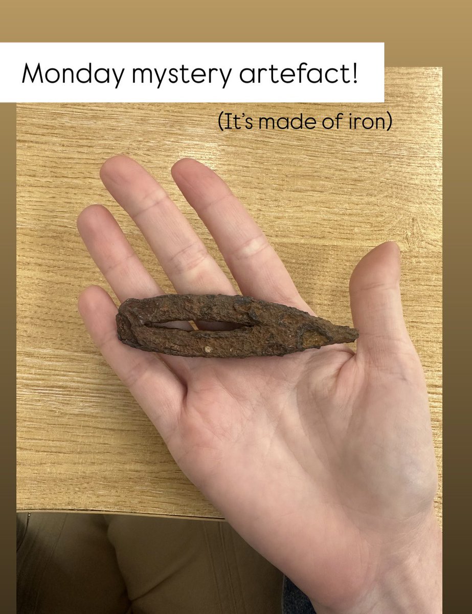 What’s on my desk today?? 👀

- it’s made of iron
- it’s broken on one end 
- it’s a metal detecting find, so there is no archaeological context
- found in St Brides Major, Vale of Glamorgan 🏴󠁧󠁢󠁷󠁬󠁳󠁿

Anyone want to take a stab at what it might be? 🧐