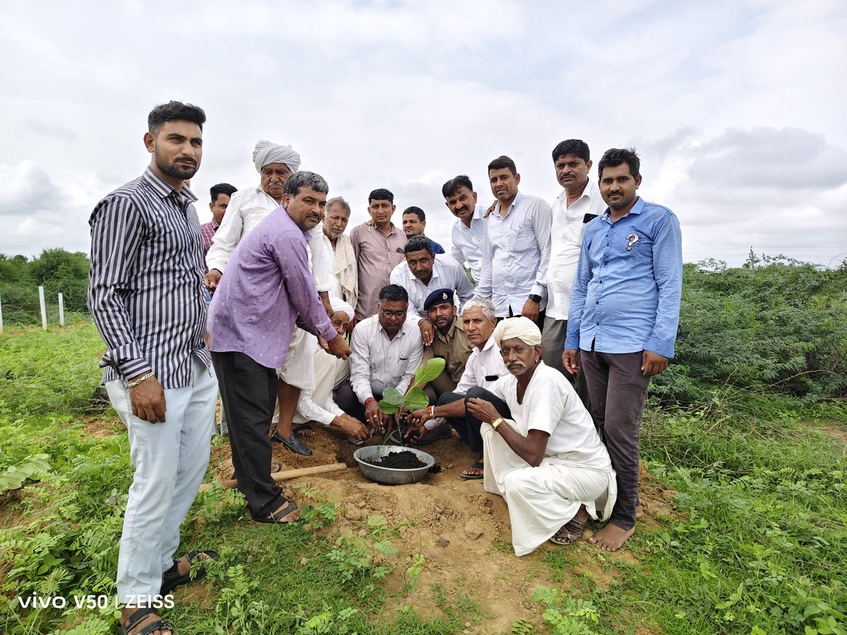 rohitkumarmali's tweet image. આજ રોજ વન વિભાગ ના સહયોગ થી વડીયા ગ્રામ પંચાયત માં સાથે મળીને વૃક્ષારોપણ કરવામાં આવ્યું 🌴
🌲આવો સૌ સાથે મળી ગામ ને હરિયાળું બનાવીએ 🌳
