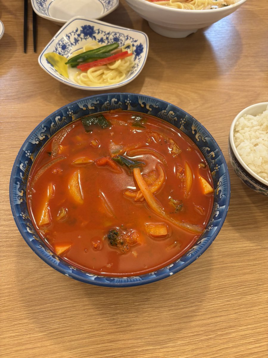 naengteol2's tweet image. 망원 가원 🍜🍲🥟
다양한 채식옵션이 있는 중식당! 여러 번 왔는데 최애는 마파두부밥&짬뽕밥 ... (사진은 중국냉면과 짬뽕밥)
가지튀김도 맛있다는 소문이 자자하던데 꼭 먹어봐야지
마파두부밥은 비건이랑 논비건 맛이 똑같음 ... 그러니 비건으로 시키는 게 무조건 이득 💯💯💯
#나의비거니즘일기