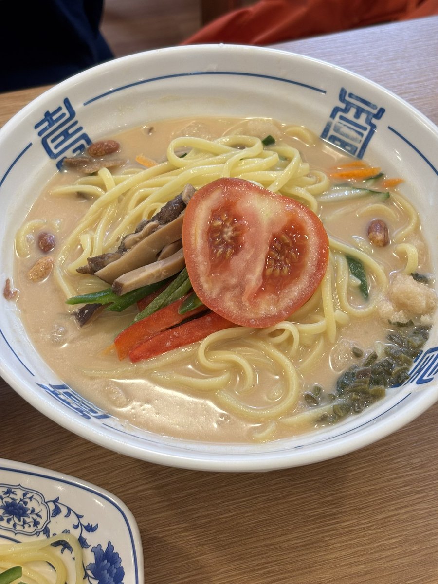 naengteol2's tweet image. 망원 가원 🍜🍲🥟
다양한 채식옵션이 있는 중식당! 여러 번 왔는데 최애는 마파두부밥&짬뽕밥 ... (사진은 중국냉면과 짬뽕밥)
가지튀김도 맛있다는 소문이 자자하던데 꼭 먹어봐야지
마파두부밥은 비건이랑 논비건 맛이 똑같음 ... 그러니 비건으로 시키는 게 무조건 이득 💯💯💯
#나의비거니즘일기