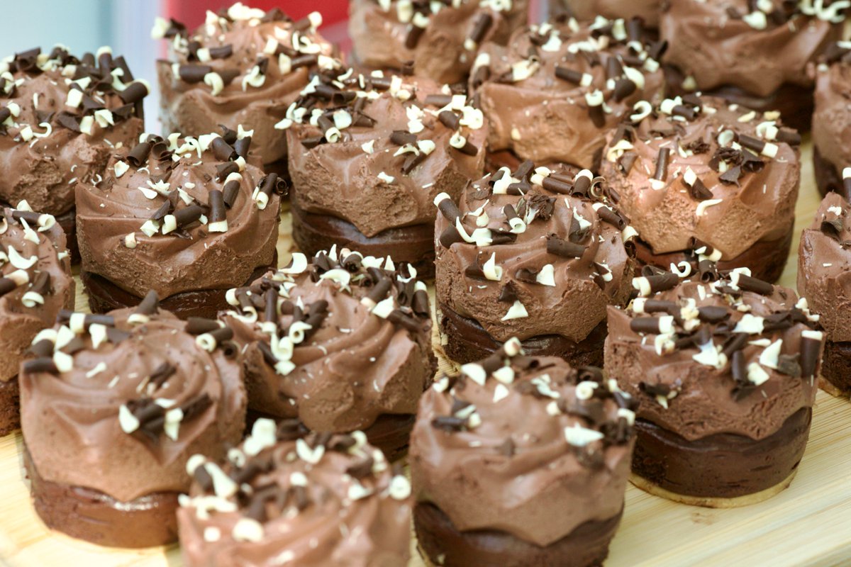 kemijski's tweet image. O ČOKOLADI 🍫 - Ste vedeli, da je danes svetovni dan čokolade? Marsikaj zanimivega o čokoladi izveste tudi v zadnji epizodi podkasta #VzetoNaZnanje, kjer o čokoladi po kemijsko pripoveduje dr. Vesna Glavnik. 🎧 bit.ly/44kze9Z #podkast #podcast
