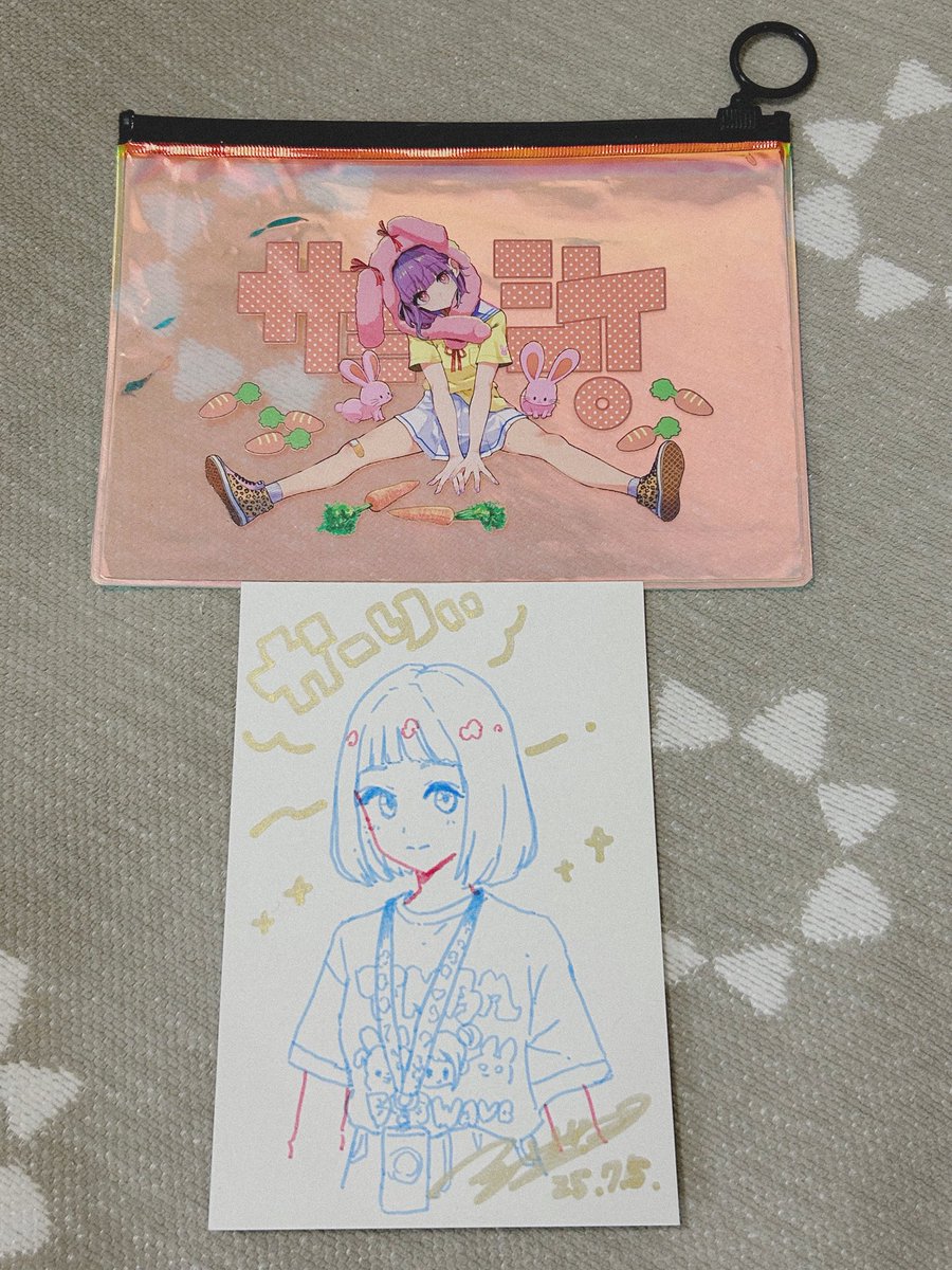 たつみさん！
似顔絵キャンセル枠で描いてもらいましたʚ̴̶̷̆ ̫ ʚ̴̶̷̆
可愛く描いてもらって嬉しい(ˊ⸝⸝o̴̶̷  ̫ o̴̶̷⸝⸝ˋ)
ポーチは福岡のイベントで購入したものです💁🏻‍♂️
めちゃくちゃ可愛くないか？！
イラストが天才的に可愛い🐰
 #デザフェス61 
 #デザフェス戦利品
 #つるしまたつみ