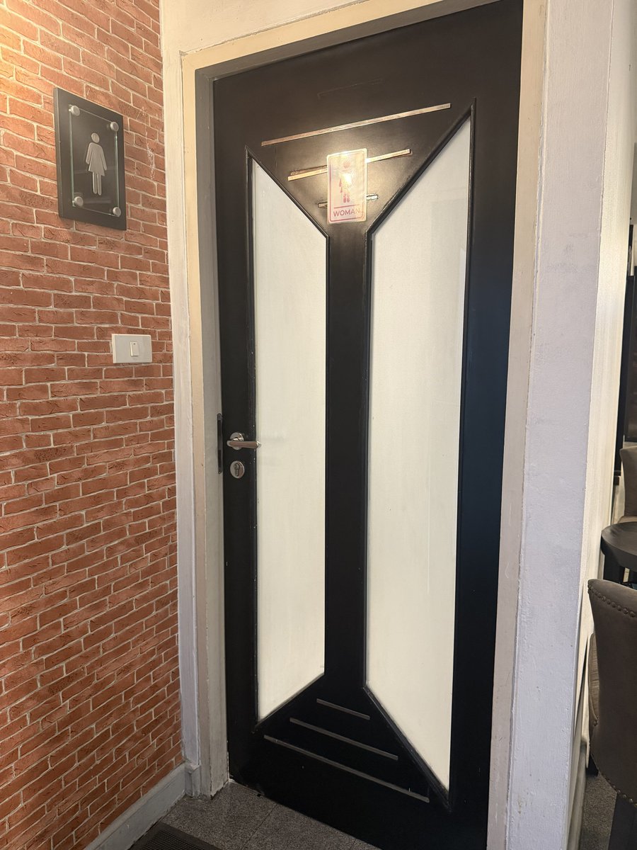 แก ชั้นไปเจอประตูห้องน้ำ