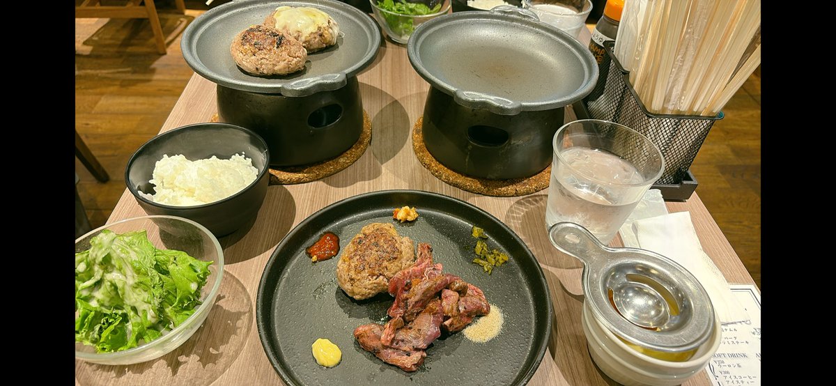 chibi_pinn's tweet photo. 今日初めて行ったお店、あぐーさん好きそうだなと思った
隣の精肉店のお肉を使ったハンバーグ（ステーキとのセットもあり）
外を焼いたレアで届くので、自分で鉄板で焼くスタイル https://t.co/gD755Py0za