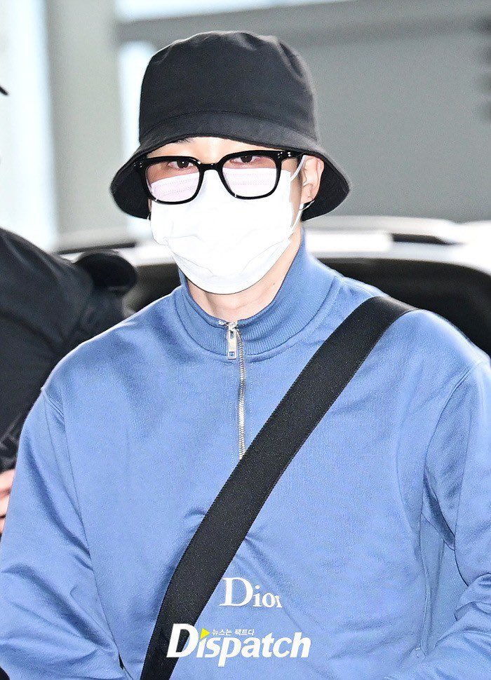 ジミンがDiorを身に纏って仁川空港に登場✨LAへ出発しました✈️
頭の先から足元まで完璧な着こなし…😭✨
さすがのオーラで、とても素敵でした💛

向こうでも素敵な時間を過ごせますように🫶

HAVE A SAFE FLIGHT JIMIN
#JIMIN #지민 #ジミン