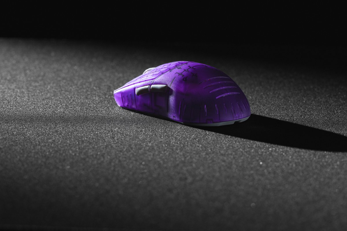 Escaldi's tweet image. G-Wolves HT-S2 8K

I say skip the black and white colorways and just release these translucent colorways first. 😍