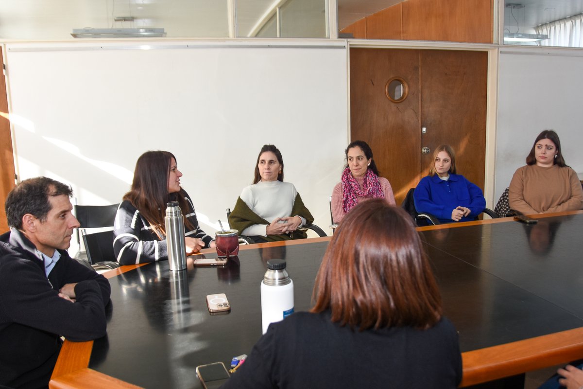 EL DECANO RECIBIÓ A ESTUDIANTES DISTINGUIDOS/AS EN #ADENAG 2025
@EDeGiusti, junto a la delegada @DaniliBlanco, felicitó a los y las estudiantes que representaron a la FCE en el Congreso de la Asociación de Docentes Nacionales de Administración General
👉econo.unlp.edu.ar/facultad/el-de…