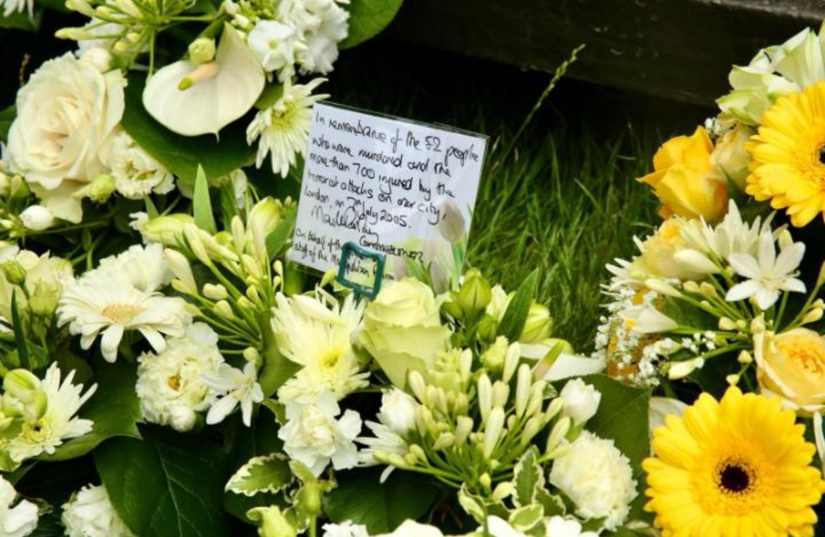 MPSGreenwich's tweet image. Commissioner Sir Mark Rowley, the Mayor of London, and the Prime Minister commemorated the 52 victims of the 7/7 attacks at Hyde Park. We honor the victims, their families, and the courageous first responders. 💐 #7July #NeverForgotten