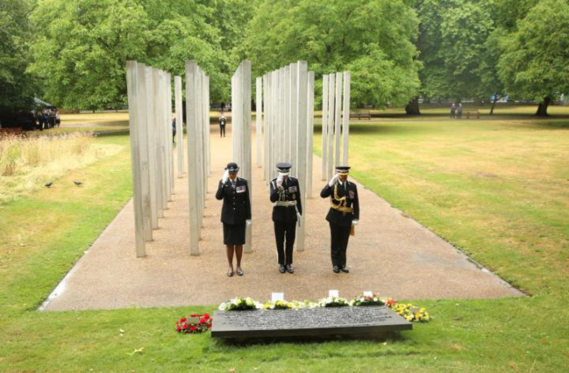 MPSGreenwich's tweet image. Commissioner Sir Mark Rowley, the Mayor of London, and the Prime Minister commemorated the 52 victims of the 7/7 attacks at Hyde Park. We honor the victims, their families, and the courageous first responders. 💐 #7July #NeverForgotten