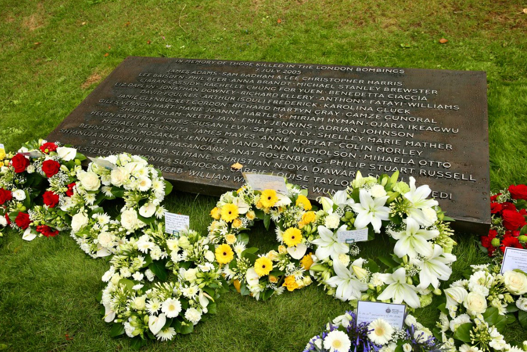 MPSGreenwich's tweet image. Commissioner Sir Mark Rowley, the Mayor of London, and the Prime Minister commemorated the 52 victims of the 7/7 attacks at Hyde Park. We honor the victims, their families, and the courageous first responders. 💐 #7July #NeverForgotten