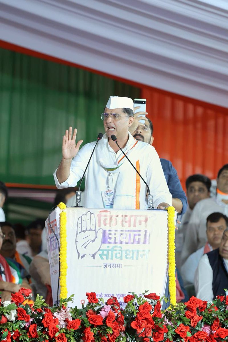 SachinPilot's tweet photo. आज कांग्रेस अध्यक्ष @Kharge जी ने अपनी और @RahulGandhi जी की प्रतिबद्धता को सामने रखते हुए देश-प्रदेश की जनता को महत्वपूर्ण संदेश दिया।

सामाजिक समरसता, संविधान और लोकतंत्र की रक्षा के लिए सभी को एकजुट होने का आह्वान किया है। भाजपा का झूठ उजागर हो चुका है और छत्तीसगढ़ में उसकी उलटी गिनती शुरू हो गई है। 

ऊर्जावान भाषण में उन्होंने जनता को आश्वस्त किया कि कांग्रेस जनता के साथ खड़ी है और भाजपा की डबल इंजन सरकार की विफलताओं को हमारे प्रतिनिधि और कार्यकर्ता बेनकाब करते रहेंगे। 

#किसान_जवान_संविधान_जनसभा
📍रायपुर, छत्तीसगढ़ 

@kcvenugopalmp @DeepakBaijINC  @DrCharandas
@bhupeshbaghel @TS_SinghDeo       @INCChhattisgarh @INCIndia