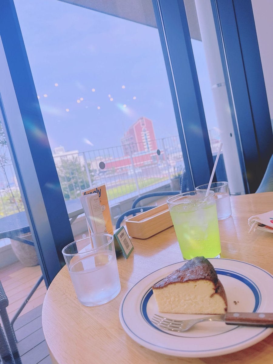 またこの人メロンソーダ飲んでる