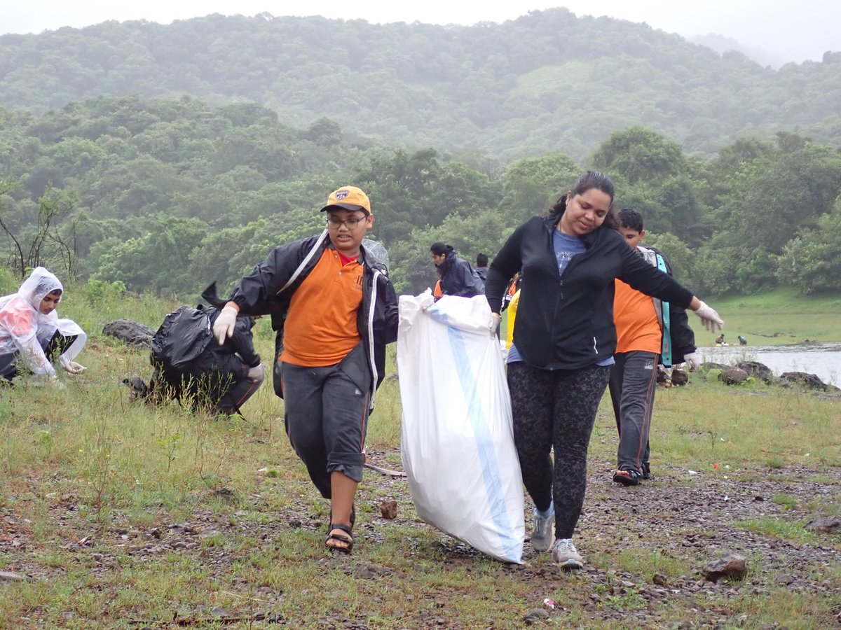 200 people gather together for 2 hours to pull out about ~450 kilograms of non-biodegradable waste littered inside the #SGNP around the #Vihar lake.
#Mumbai