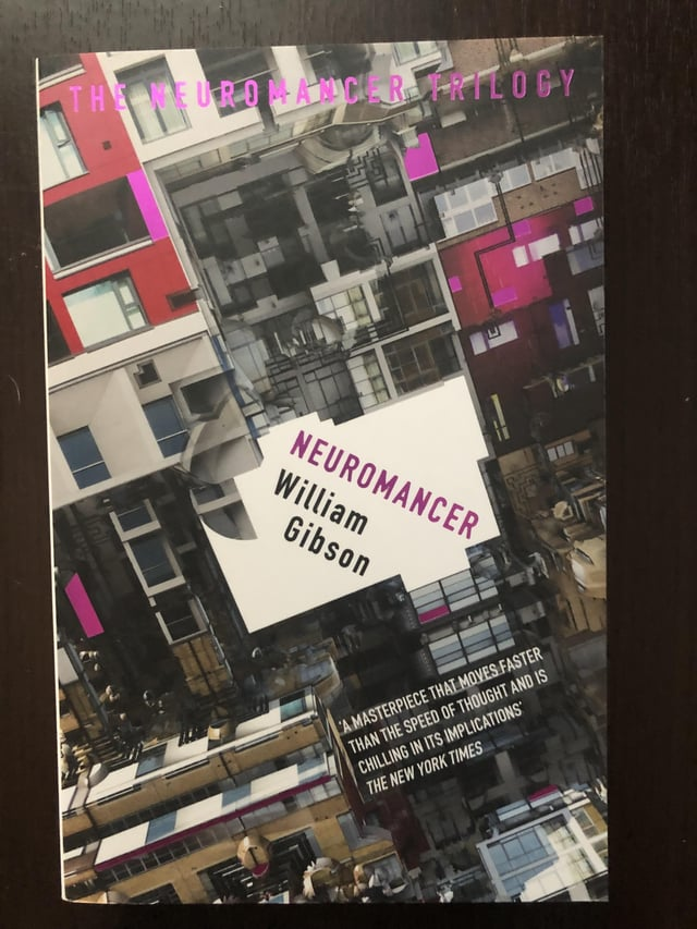 CasperHuls's tweet image. Gelezen: William Gibson - Neuromancer (1984). Ware klassieker die cyberpunk op de kaart zette. Nu pas viel me op hoeveel The Matrix eruit leende (het Rastagebeuren in Zion, en de term 'matrix', bijvoorbeeld). Chaotisch, gewelddagig, en echt tijdloos. #casperscollectie